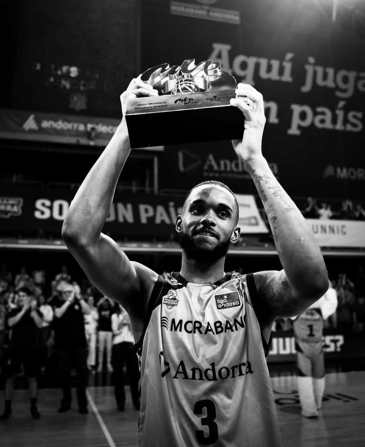 Jean Montero levantando trofeo MVP